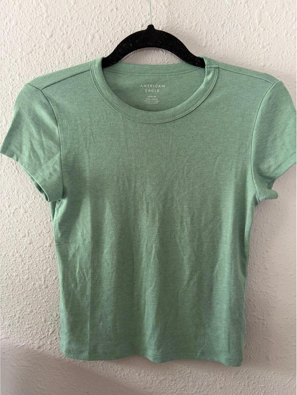 American Eagle green tee size M fitted. Soft and stretchy